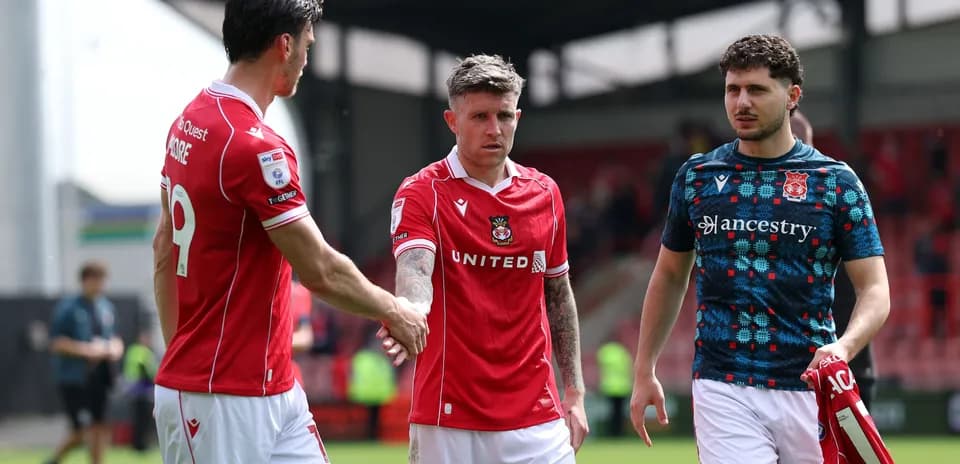 Игроки Wrexham United после матча на стадионе