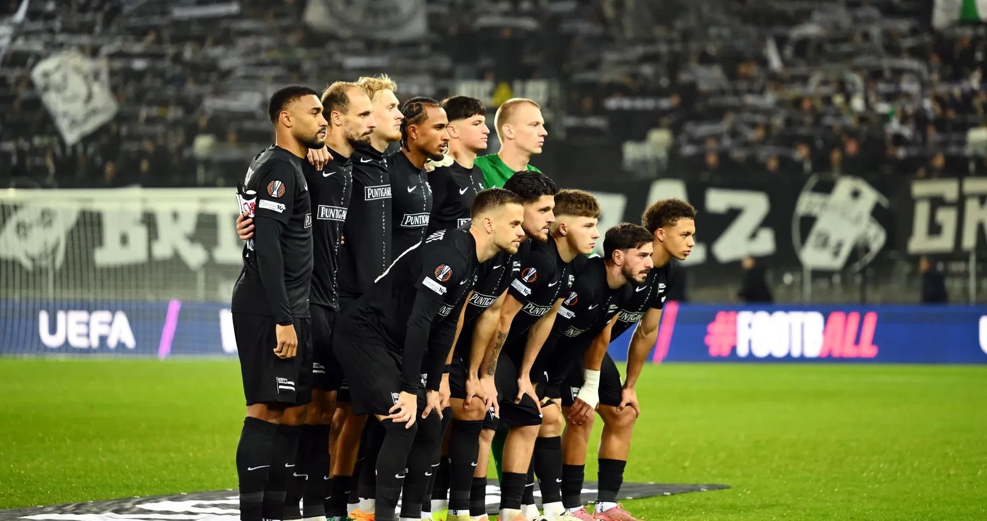 Команда Sturm Graz на поле перед матчем