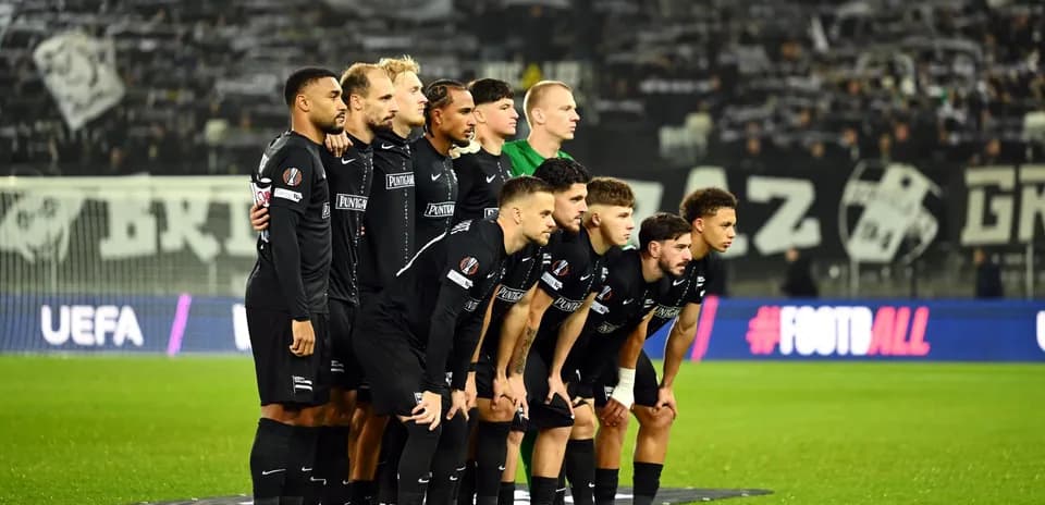 Команда Sturm Graz на поле перед матчем