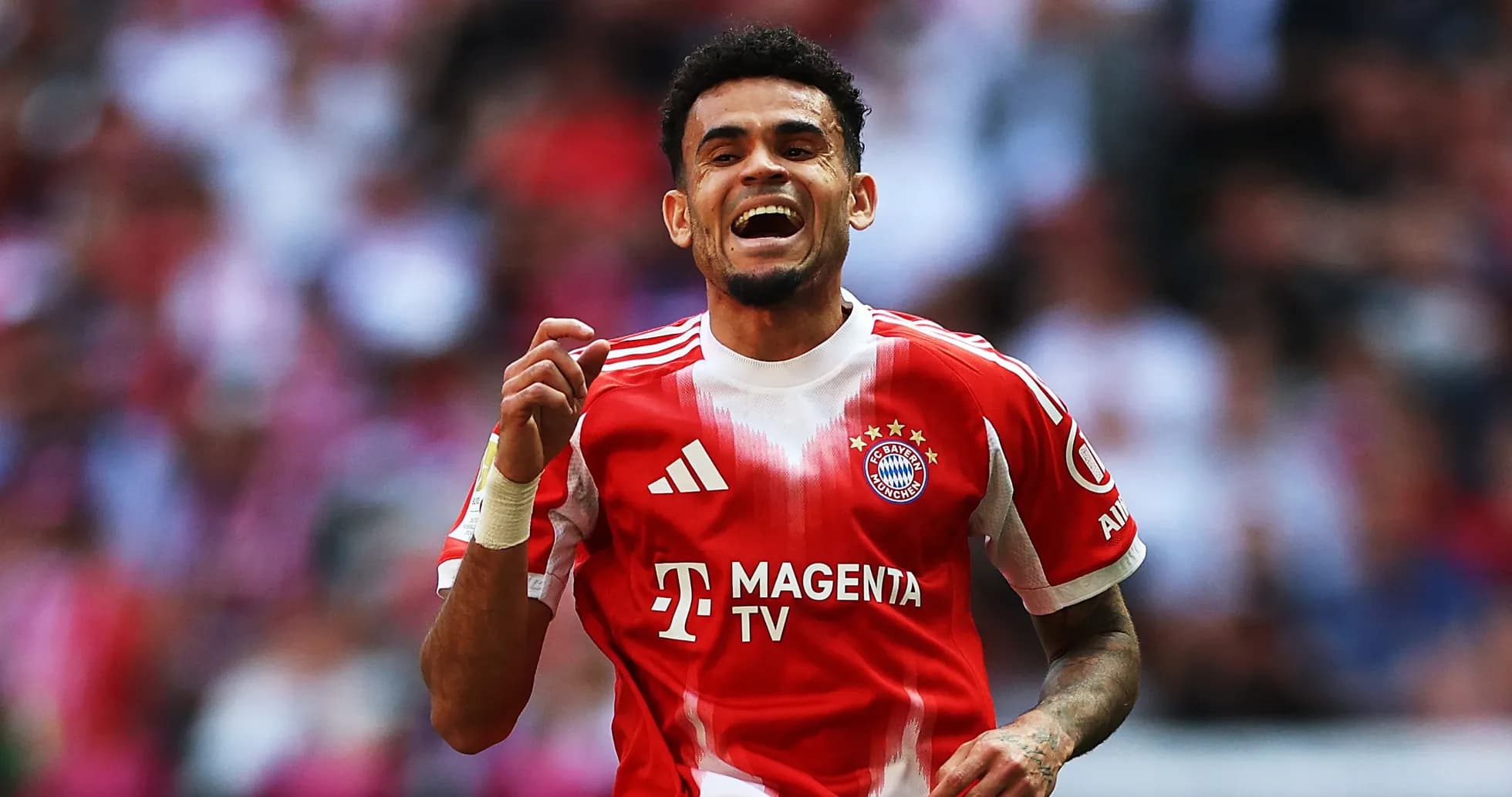 Игрок ФК Bayern Munich празднует гол на поле