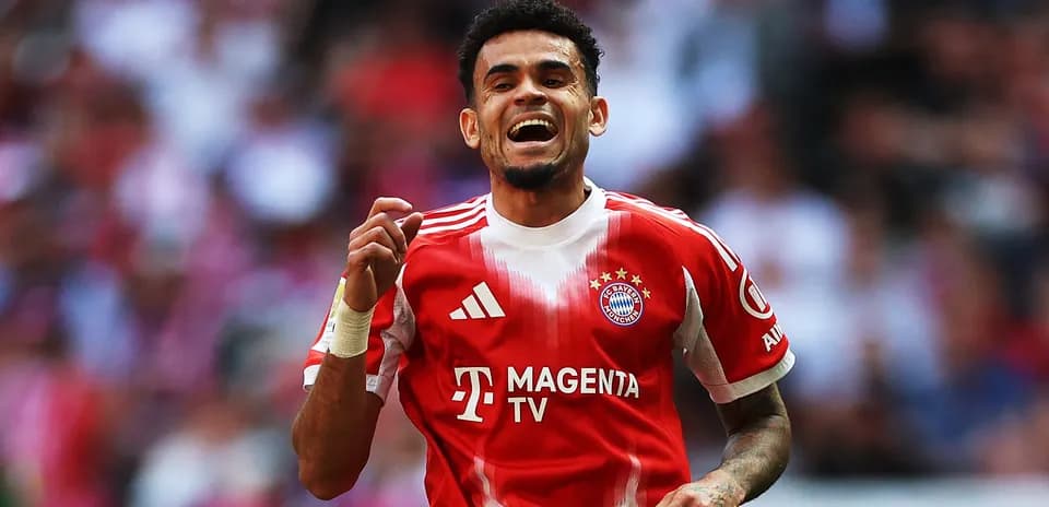 Игрок ФК Bayern Munich празднует гол на поле