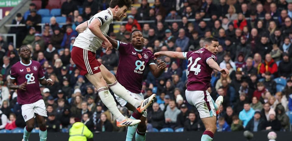 Игроки Arsenal и Burnley в борьбе за мяч