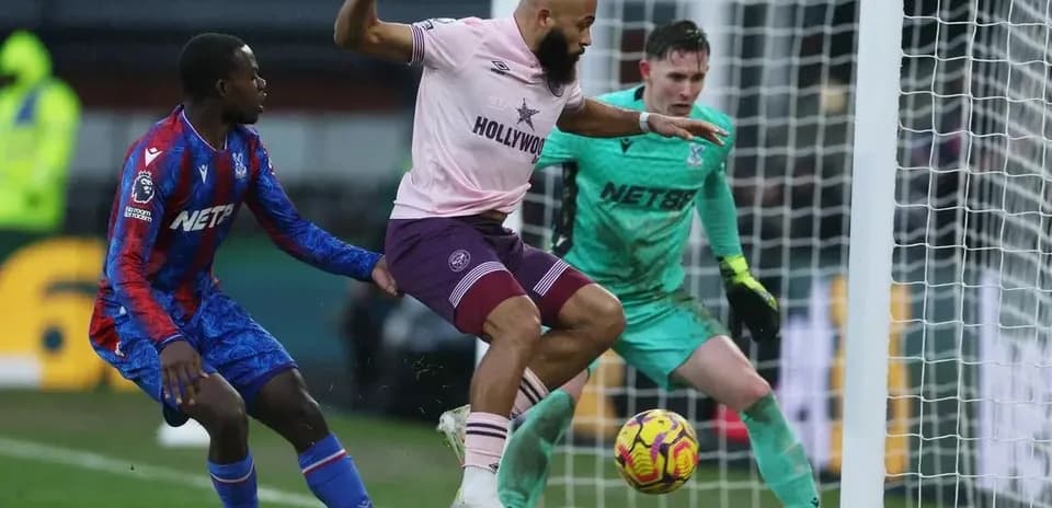 Игроки Brentford и Crystal Palace на поле