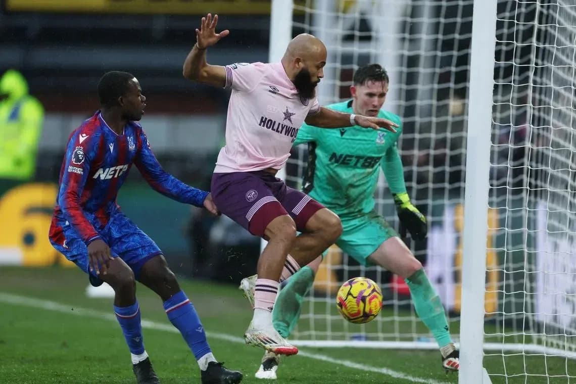 Игроки Brentford и Crystal Palace на поле