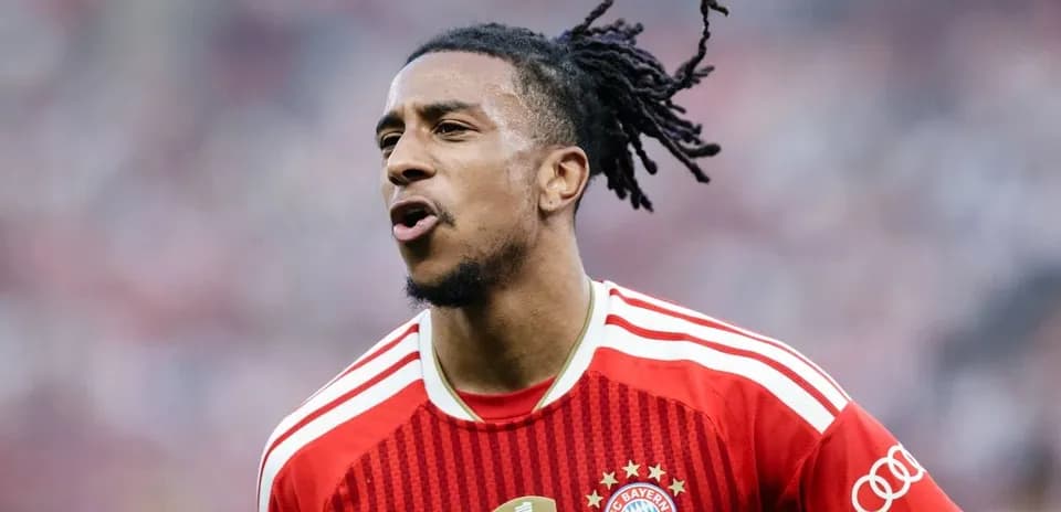 Игрок Bayern Munich празднует гол на стадионе