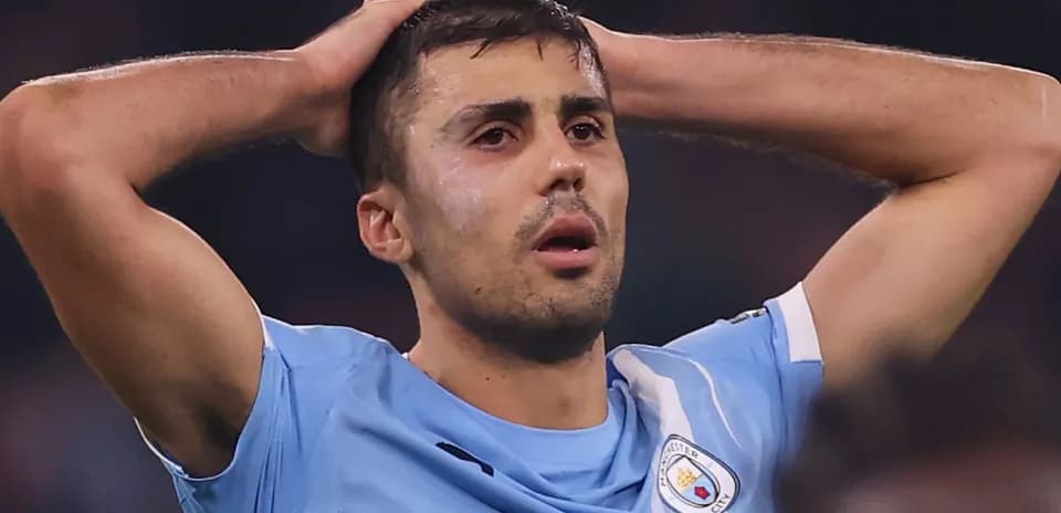 Игрок Manchester City с руками на голове после неудачи