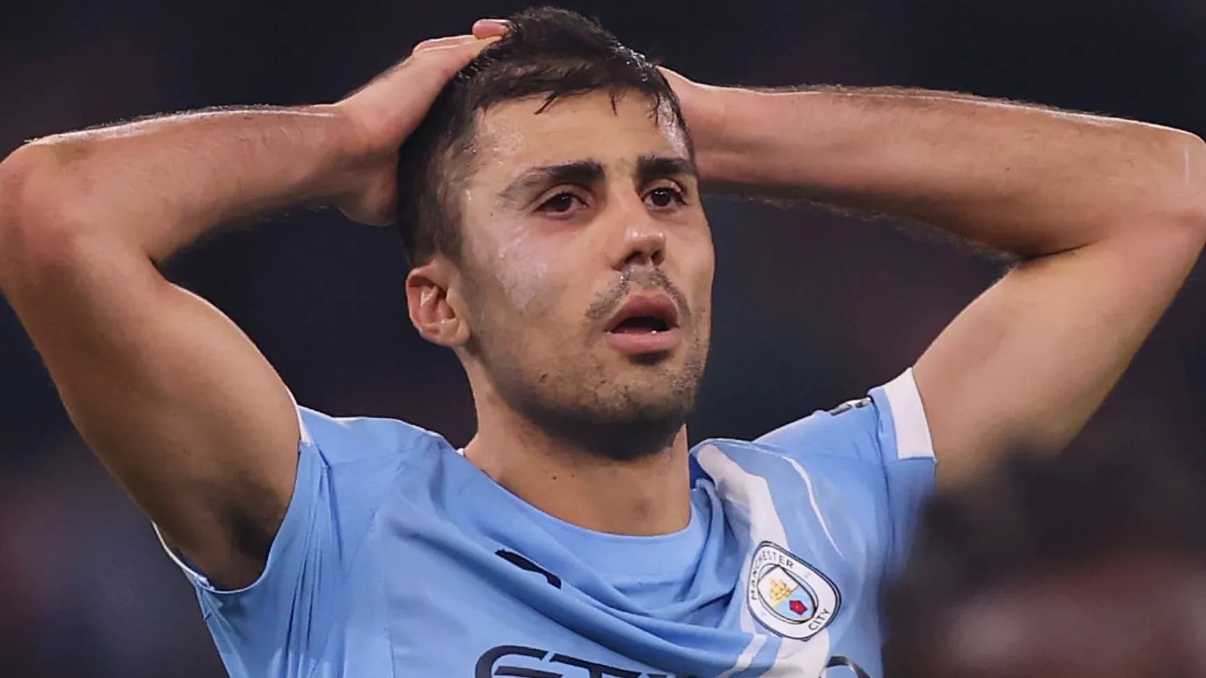 Игрок Manchester City с руками на голове после неудачи