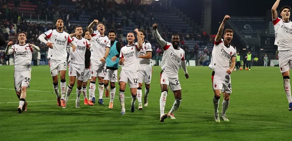 Игроки AC Milan празднуют победу на поле