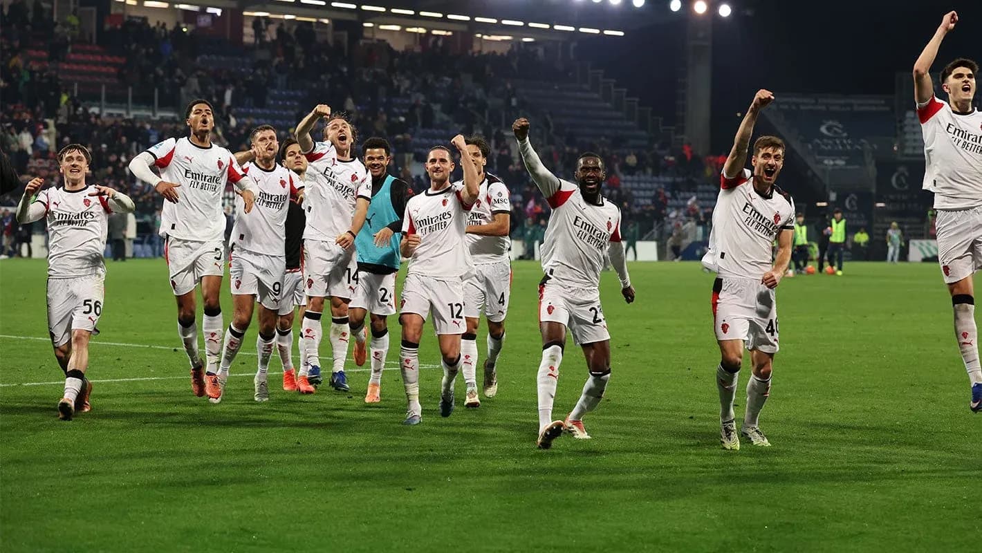 Игроки AC Milan празднуют победу на поле