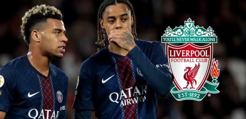 Два игрока PSG на поле во время матча
