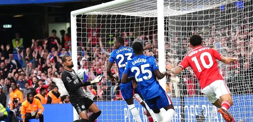Вратарь Chelsea ловит мяч во время матча