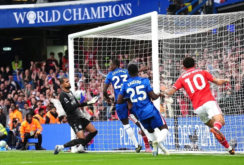 Вратарь Chelsea ловит мяч во время матча