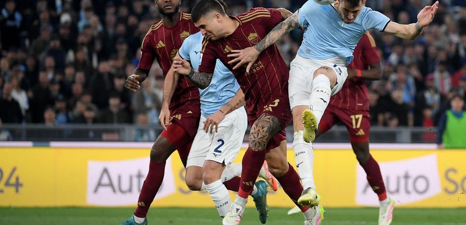 Игроки AS Roma и Lazio в борьбе за мяч