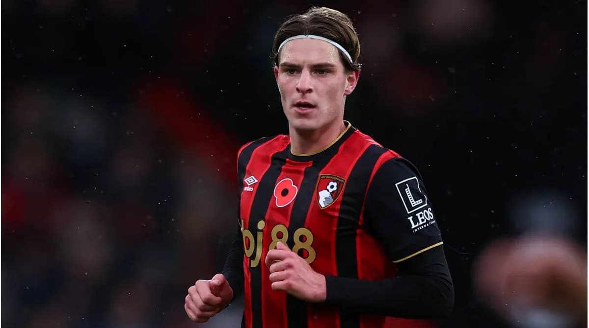 Игрок AFC Bournemouth в красно-черной форме на поле