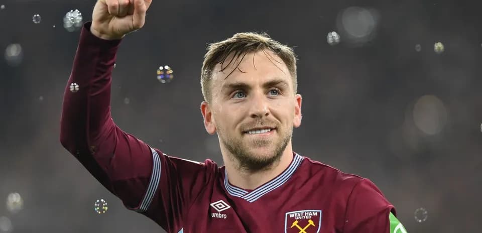 Игрок West Ham United поднимает руку в знак победы