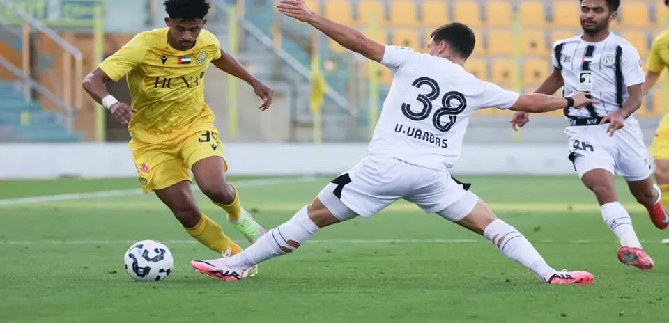 Игроки Al Wasl U23 и Al Jazira U23 в действии