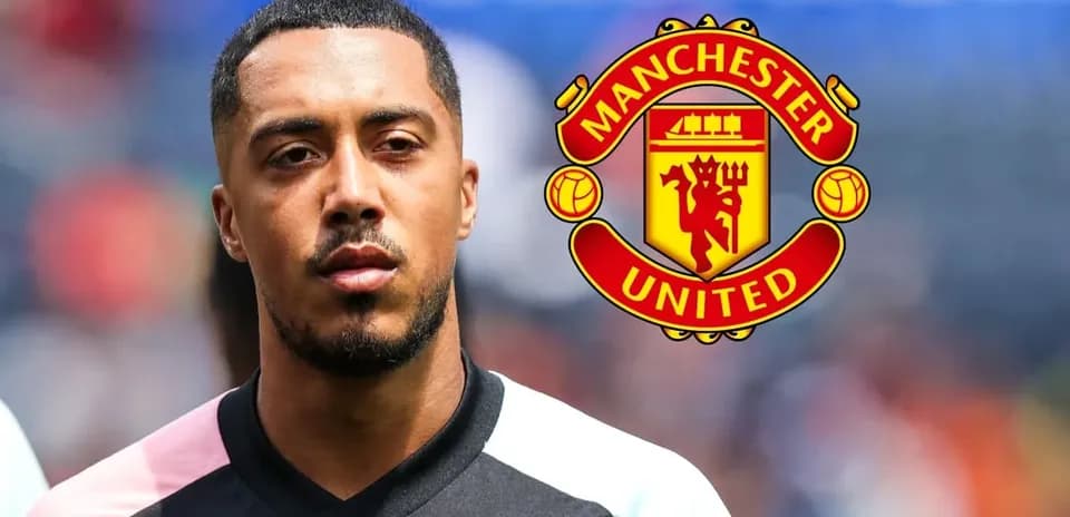 Игрок в форме Manchester United на поле