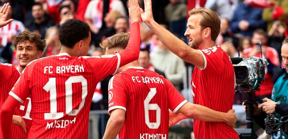 Игроки FC Bayern празднуют гол на стадионе