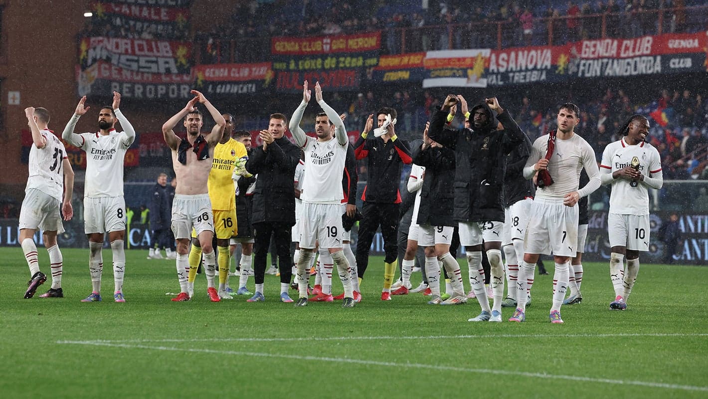 Игроки AC Milan празднуют победу на стадионе