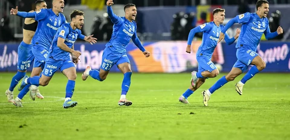Игроки Университета Крайова празднуют гол
