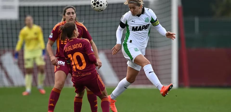 Игроки Sassuolo W и Roma W в матче