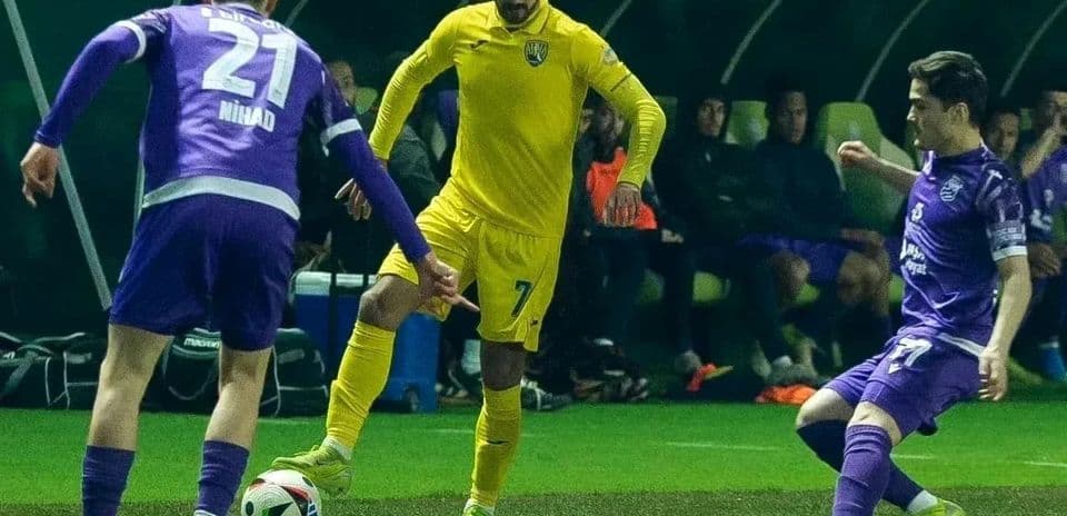 Игроки Qabala и Şamaxı FK на поле