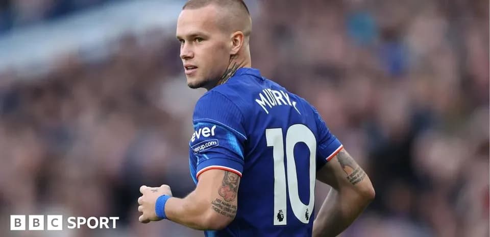 Игрок в синей форме с номером 10 на спине