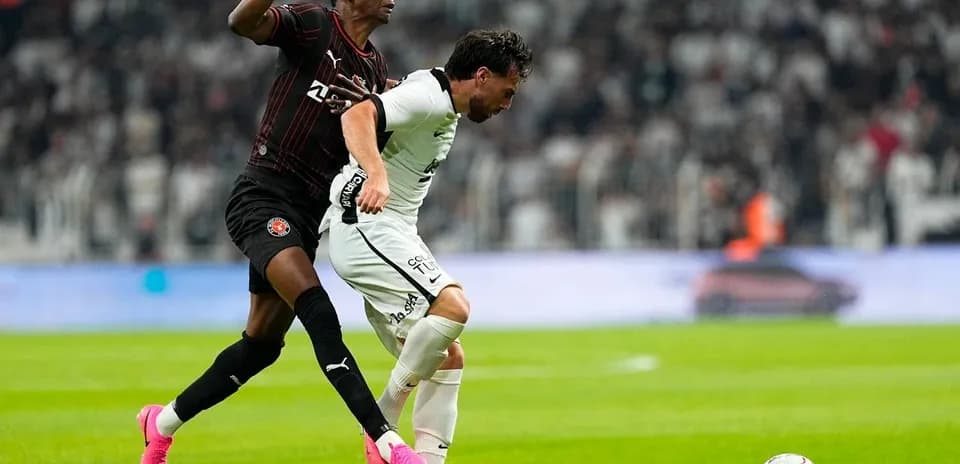Игроки FC Midtjylland и Beşiktaş на поле