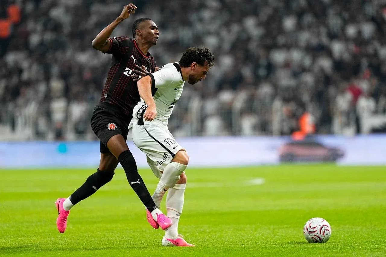 Игроки FC Midtjylland и Beşiktaş на поле