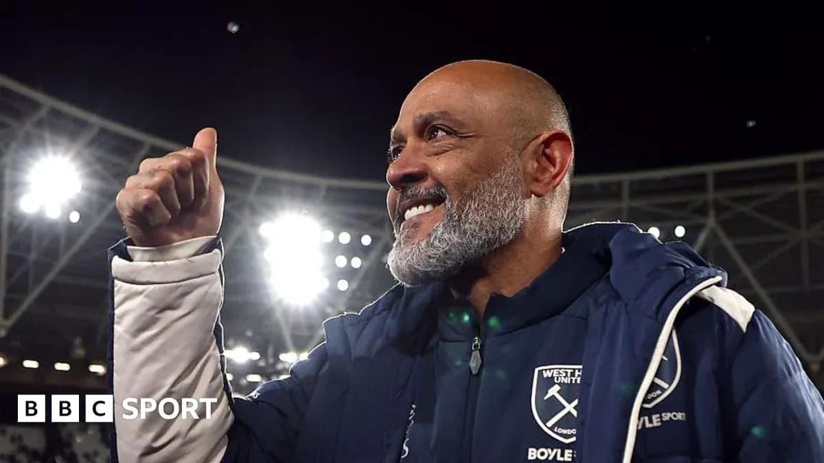Тренер West Ham United поднимает большой палец