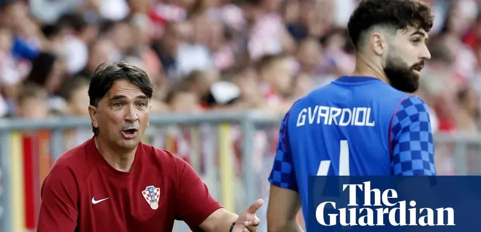 Тренер Хорватии общается с игроком на скамейке