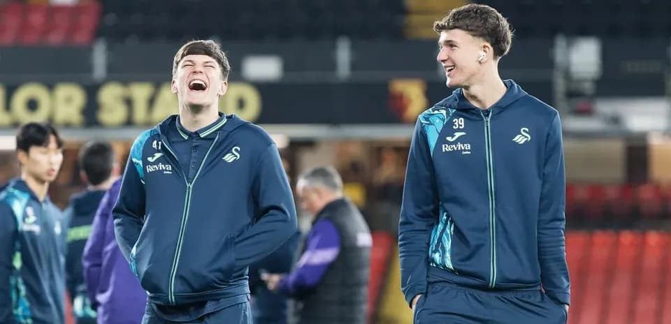 Игроки Свонси смеются на стадионе перед матчем