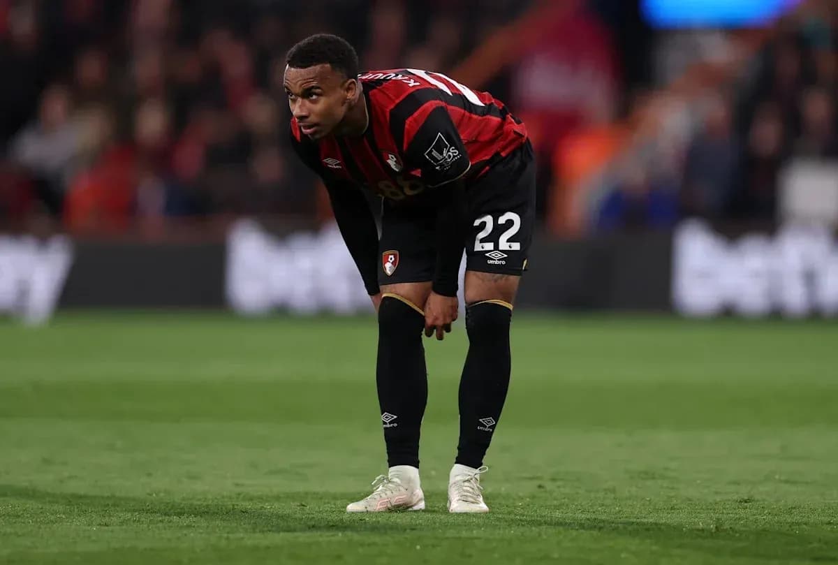 Игрок Bournemouth наклоняется на поле во время матча