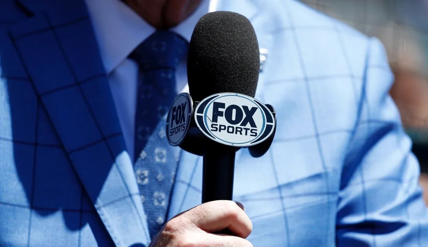 Микрофон FOX Sports в руке комментатора