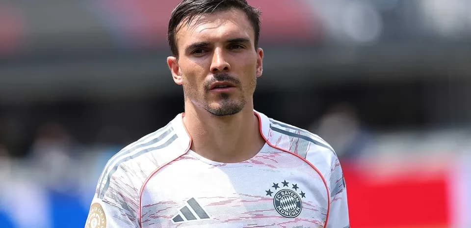 Игрок в форме Bayern München на поле
