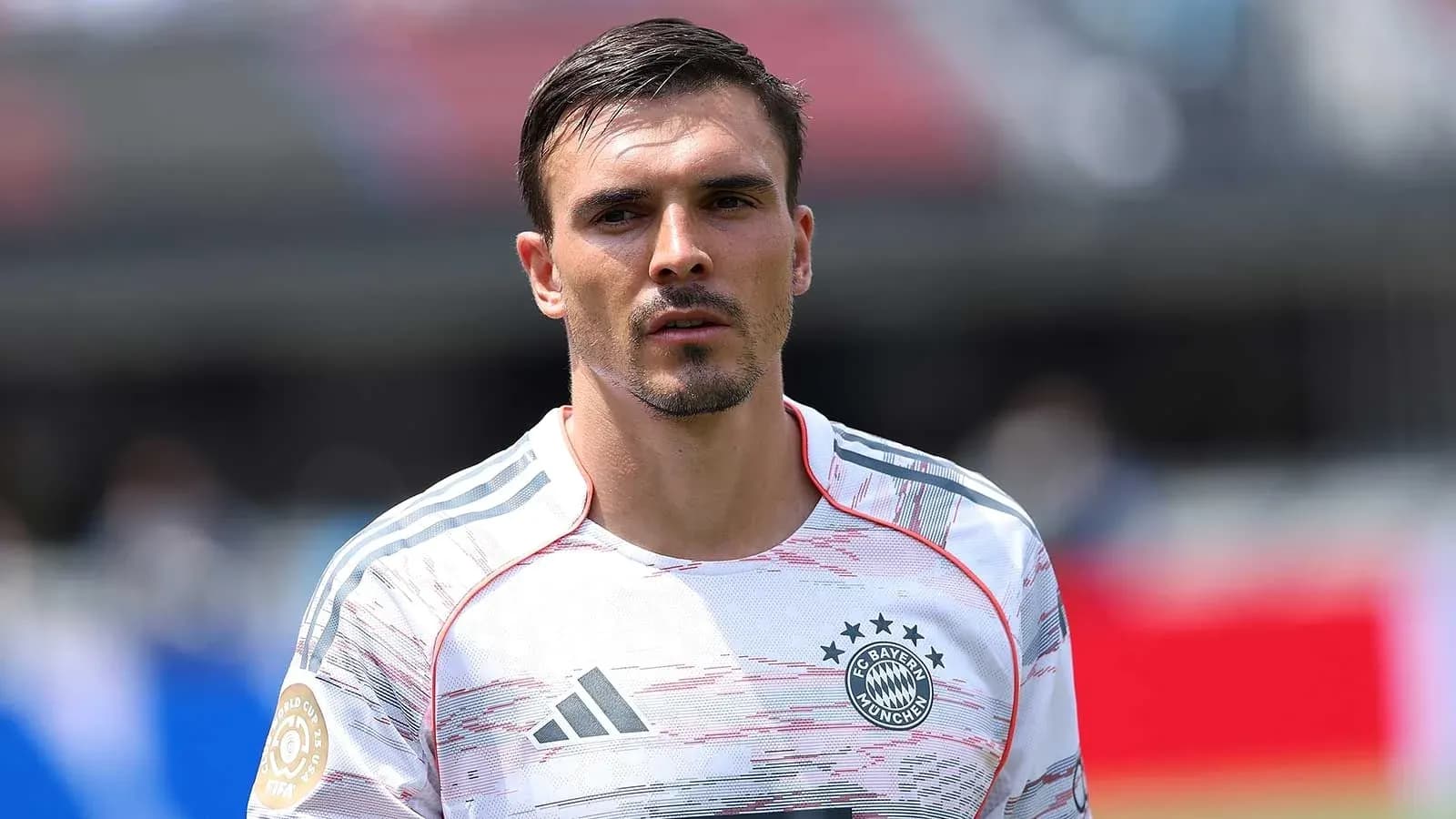 Игрок в форме Bayern München на поле