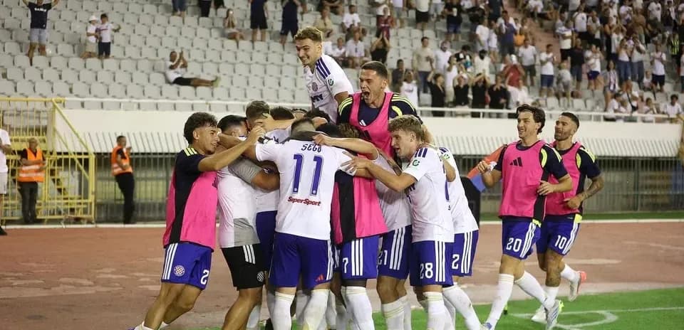 Игроки команды празднуют гол на стадионе