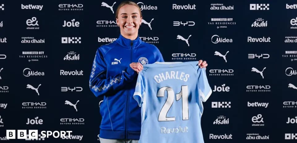 Игрок с футболкой Manchester City на пресс-конференции