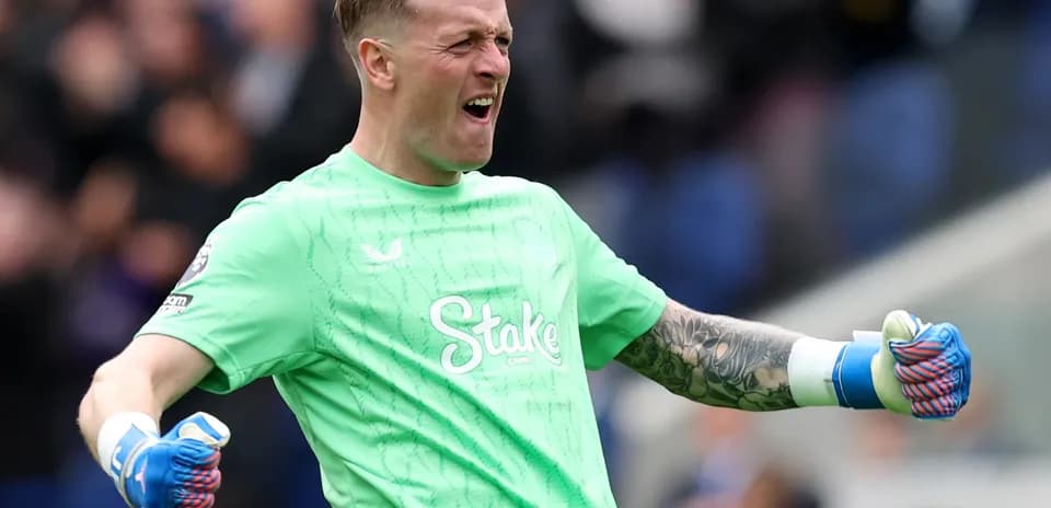 Вратарь празднует спасение мяча на поле