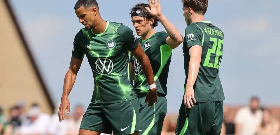 Игроки VfL Wolfsburg обсуждают тактику на поле