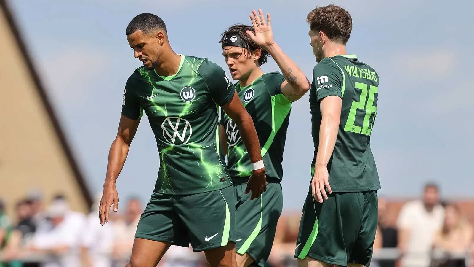Игроки VfL Wolfsburg обсуждают тактику на поле