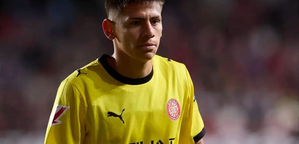 Игрок в желтой форме Girona FC на поле