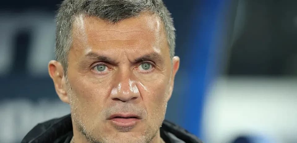 Тренер с серьезным выражением лица на скамейке