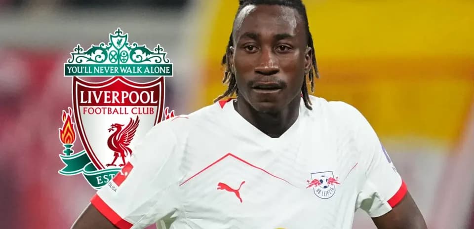 Игрок RB Leipzig на фоне логотипа Ливерпуля
