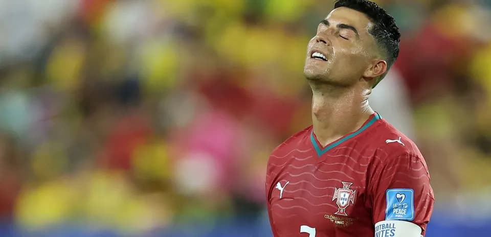 Игрок сборной Португалии на поле во время матча