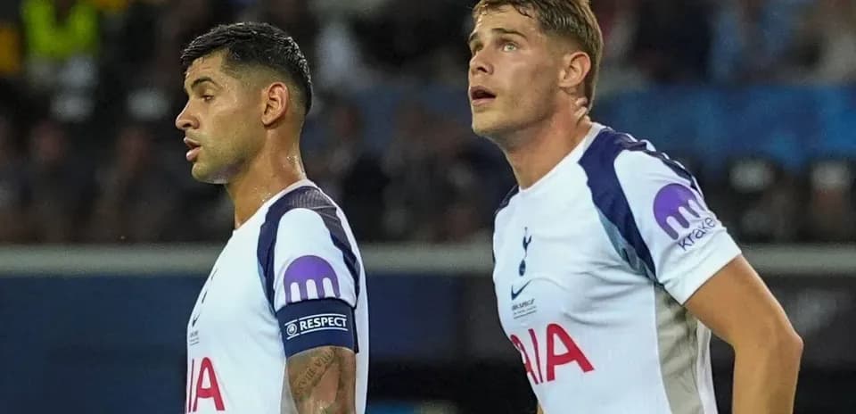Два игрока Tottenham Hotspur на поле во время матча