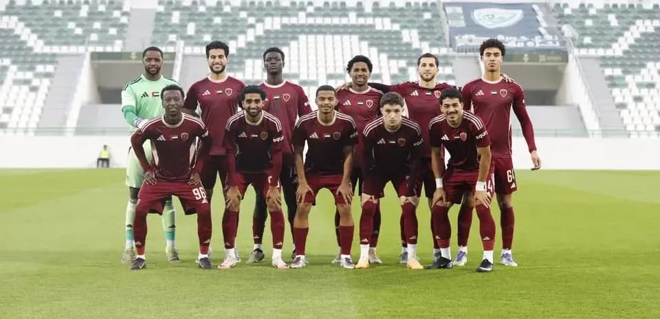 Команда Аль Вахда U23 на поле перед матчем