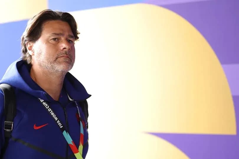 Тренер входит в зал с медалью ФИФА