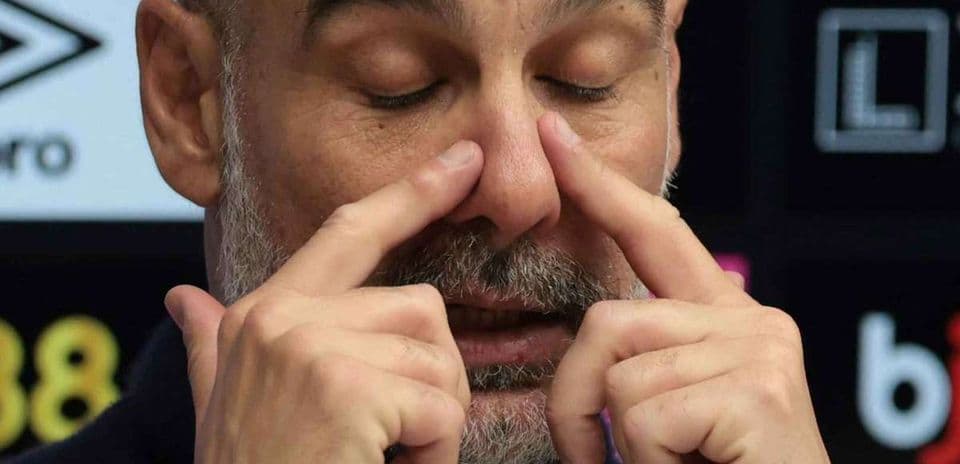 Тренер с закрытыми глазами на пресс-конференции