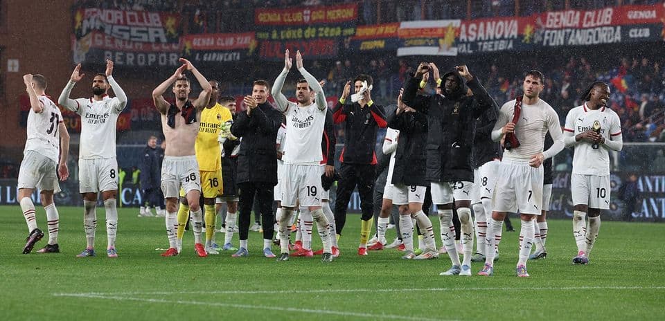 Игроки AC Milan аплодируют фанатам после матча